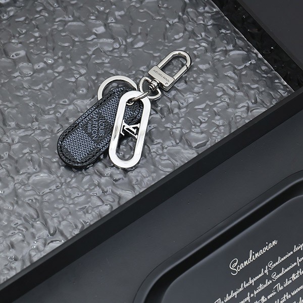 すぐ届く☆ルイヴィトン キーホルダー コピー・LV シグネチャー vuw96529